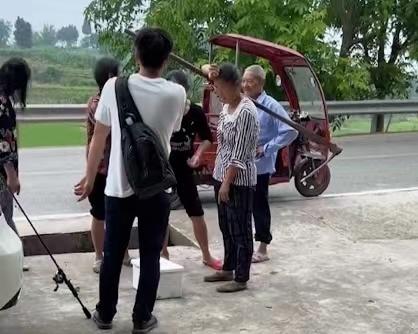 |男子钓鱼打了一只龟，妻子有点儿失望，接下来一幕却让她感动不已