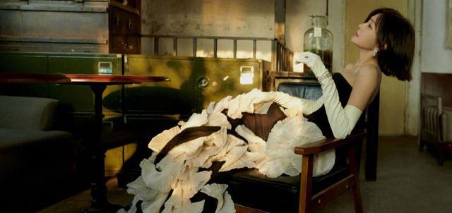 秦岚|43岁秦岚穿薄纱透视装，逆龄外貌炸出超凶曲线