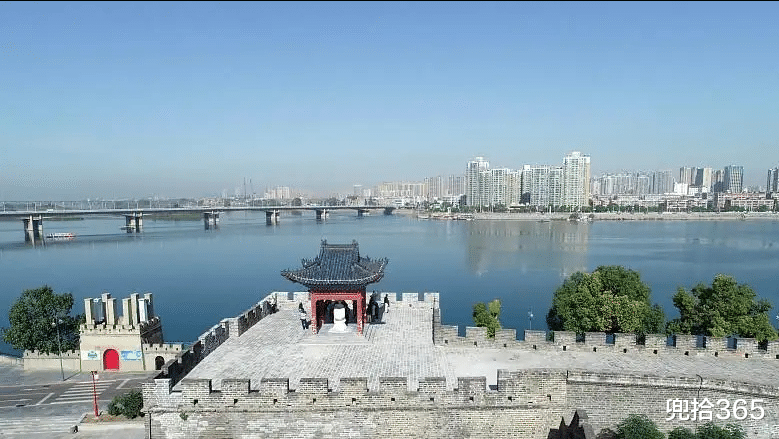 湖北|钓鱼变成了捡鱼，湖北一男子在溢洪道里轻松爆护，网友：适当索取