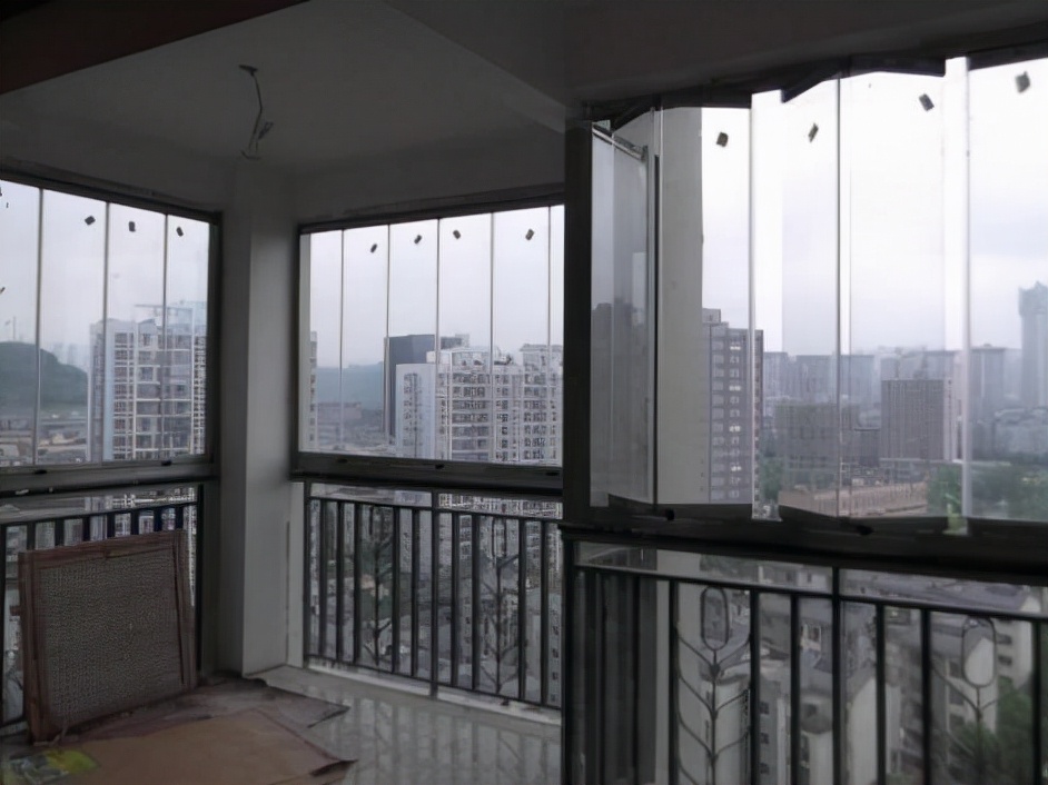 封阳台别选这种窗,浪费钱又不实用,老婆不听劝不到半年就拆了