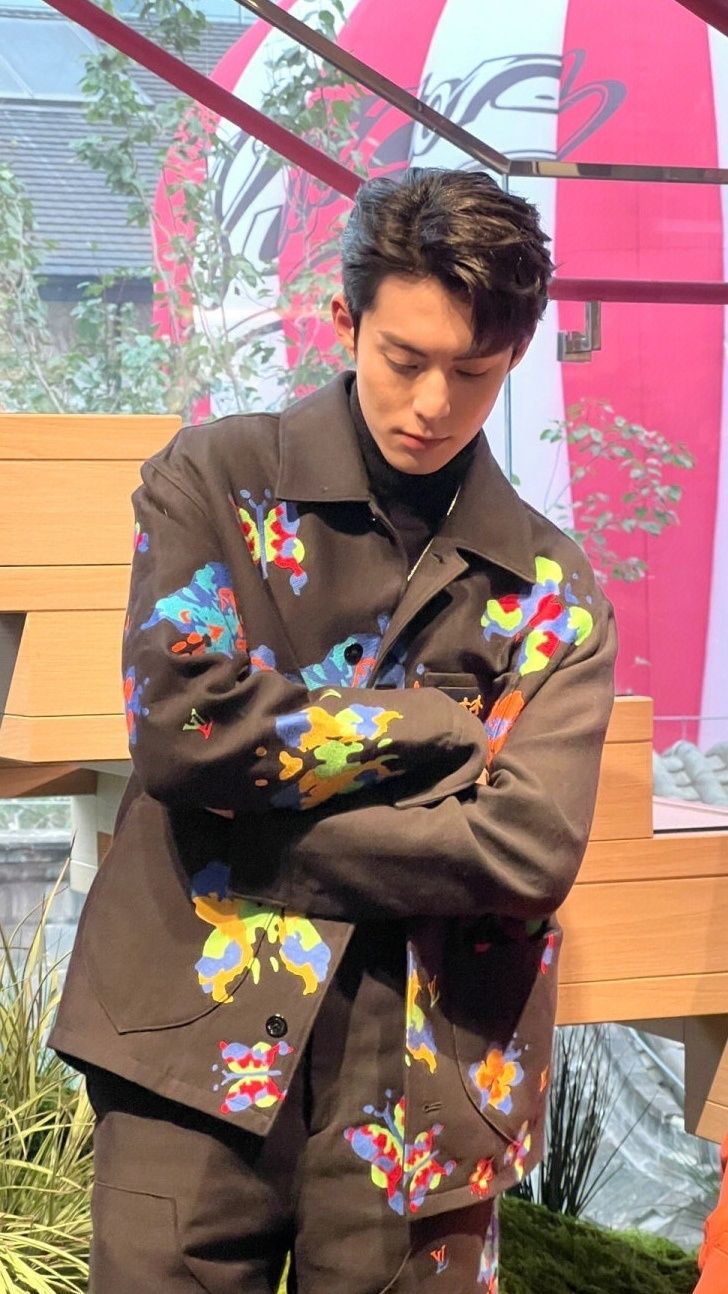 王鹤棣|王鹤棣真不愧是生图杀手，无美颜无滤镜气质出众，五官精致好帅气