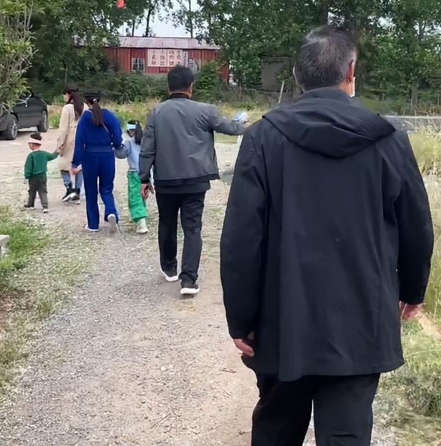 许敏|走出阴霾!许姚田3家再团聚,许敏长发披肩身形消瘦,网友表示心疼!