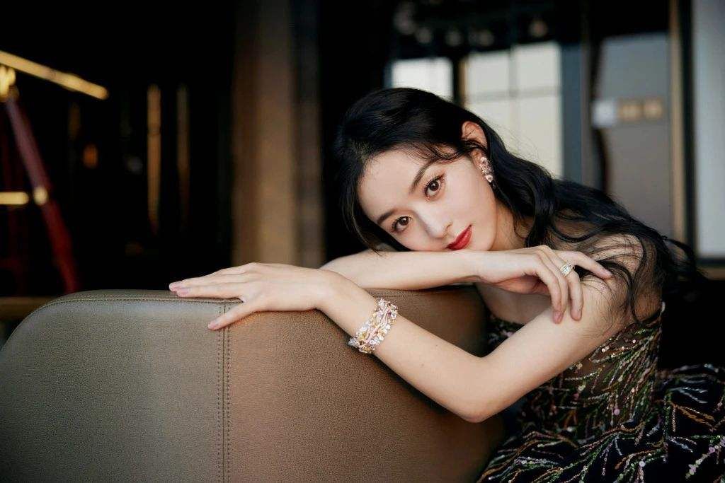 赵丽颖|赵丽颖为侯明昊争戏份，被业内人士讥笑，笑她学杨幂拿资源喂奶狗