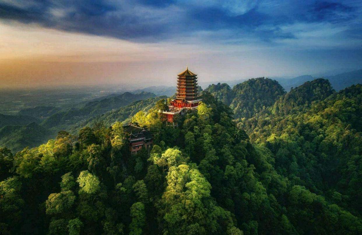 青城山|英国游客到四川旅游,看到“青城山”被围起来收费!直言看不明白