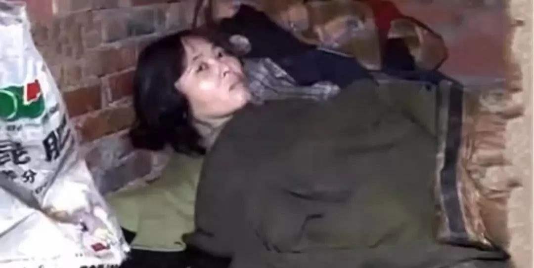 1995年,四川懒汉花120元买来女大学生,和牲口关了17年后疯了
