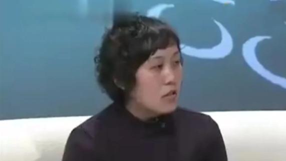 男子在外打工两年才回家，看到家里多了个孩子，他问这是谁的娃？