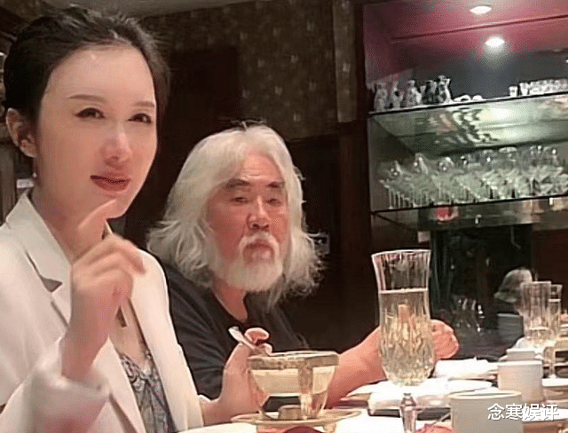 张纪中|71岁张纪中带娇妻吃快餐，点了满满一大桌子的菜，被夸节俭接地气