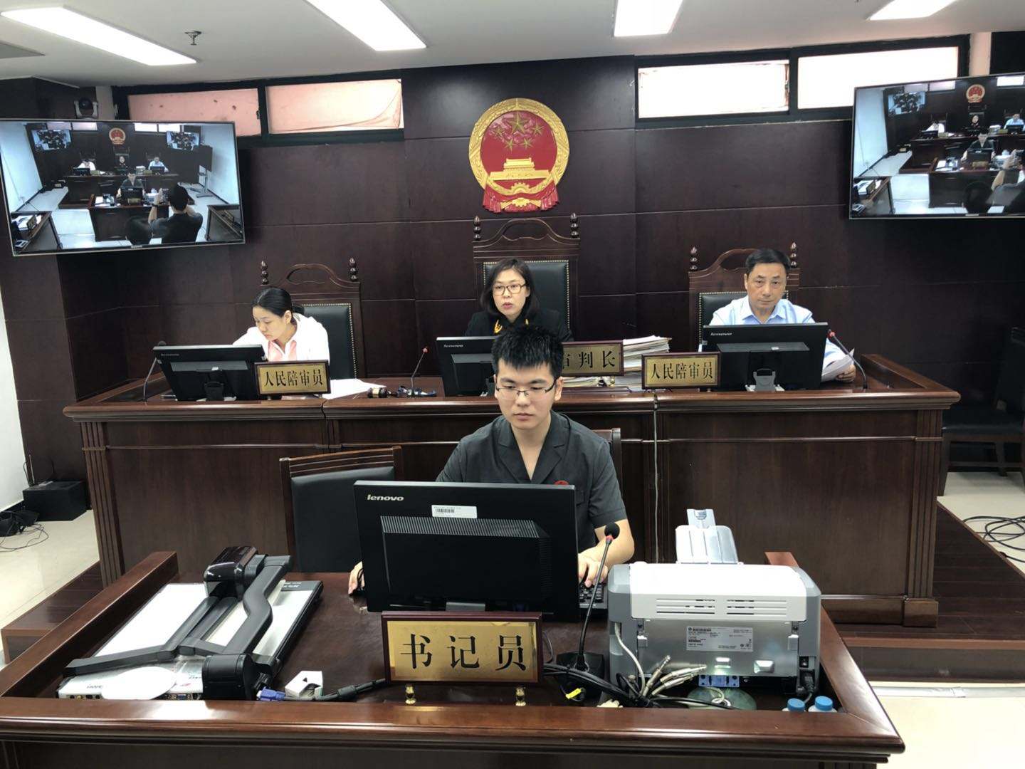 女子为躲避捉奸坠亡,家人起诉索赔94万