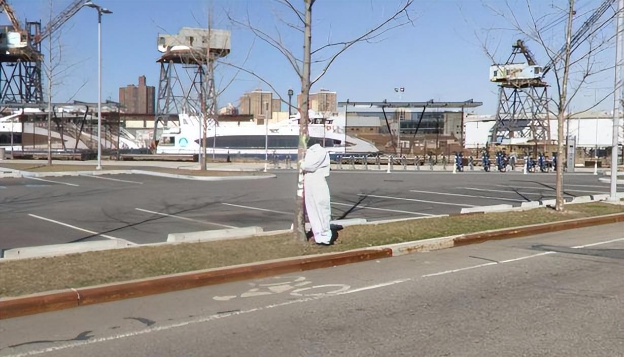 谷歌地图|谷歌地图捕捉一“空心人”穿着防护服行走于纽约街头，无头无四肢