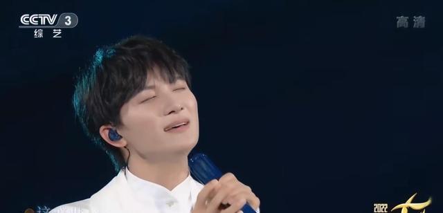 周深|央视2022七夕晚会,周深献唱《如愿》教科书式唱功,彻底征服官媒