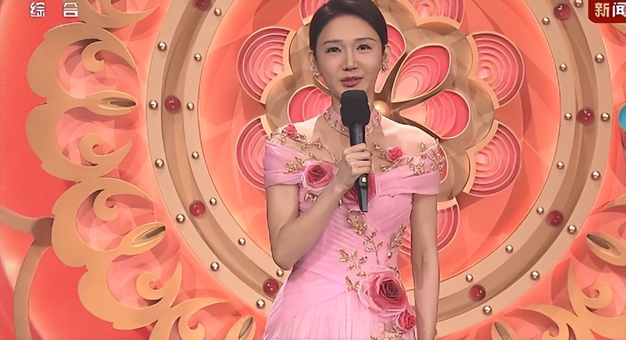 董卿|周涛董卿却上了热搜！春晚龙洋马凡舒挑大梁，旗袍造型把人惊艳了