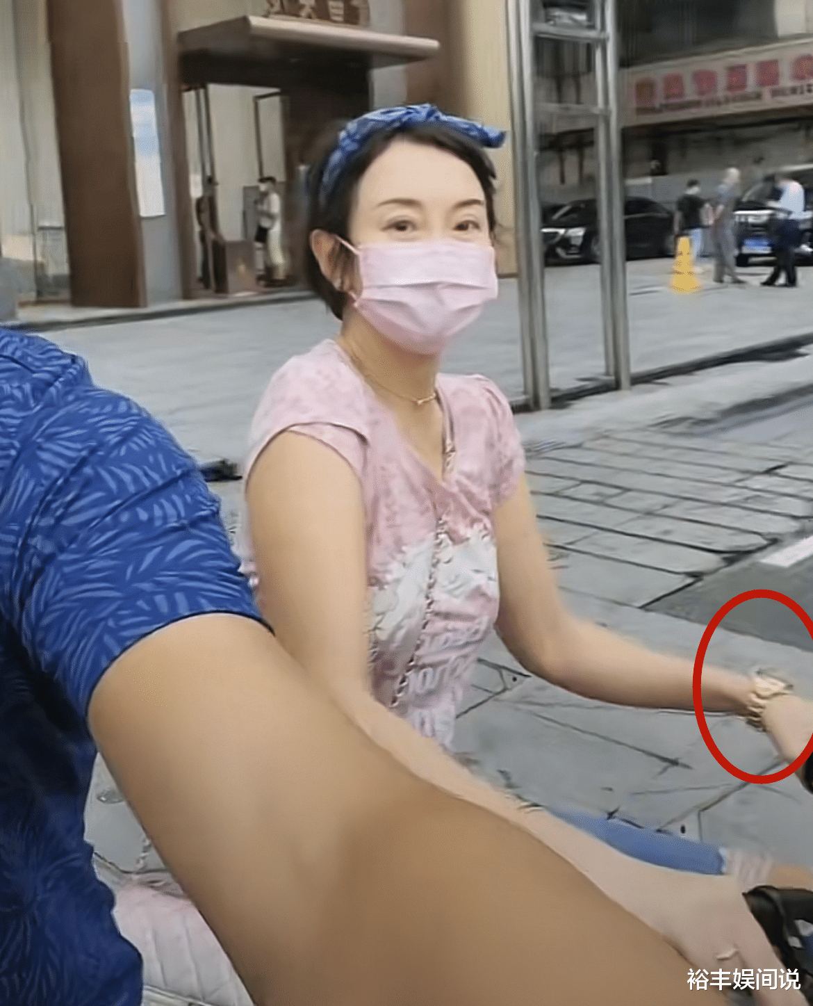梁佩瑚|港姐梁佩瑚与富豪老公现身广州!骑单车温馨互动, 戴30万情侣表