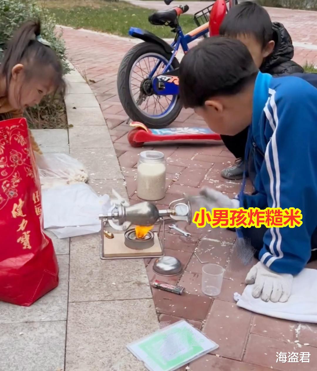 12岁男孩小区做生意,2元一炮生意还挺好,女子捧场发现量还挺大