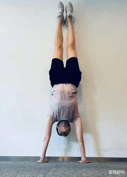 朱亚文娇妻现身农村，在田野漫步太接地气！