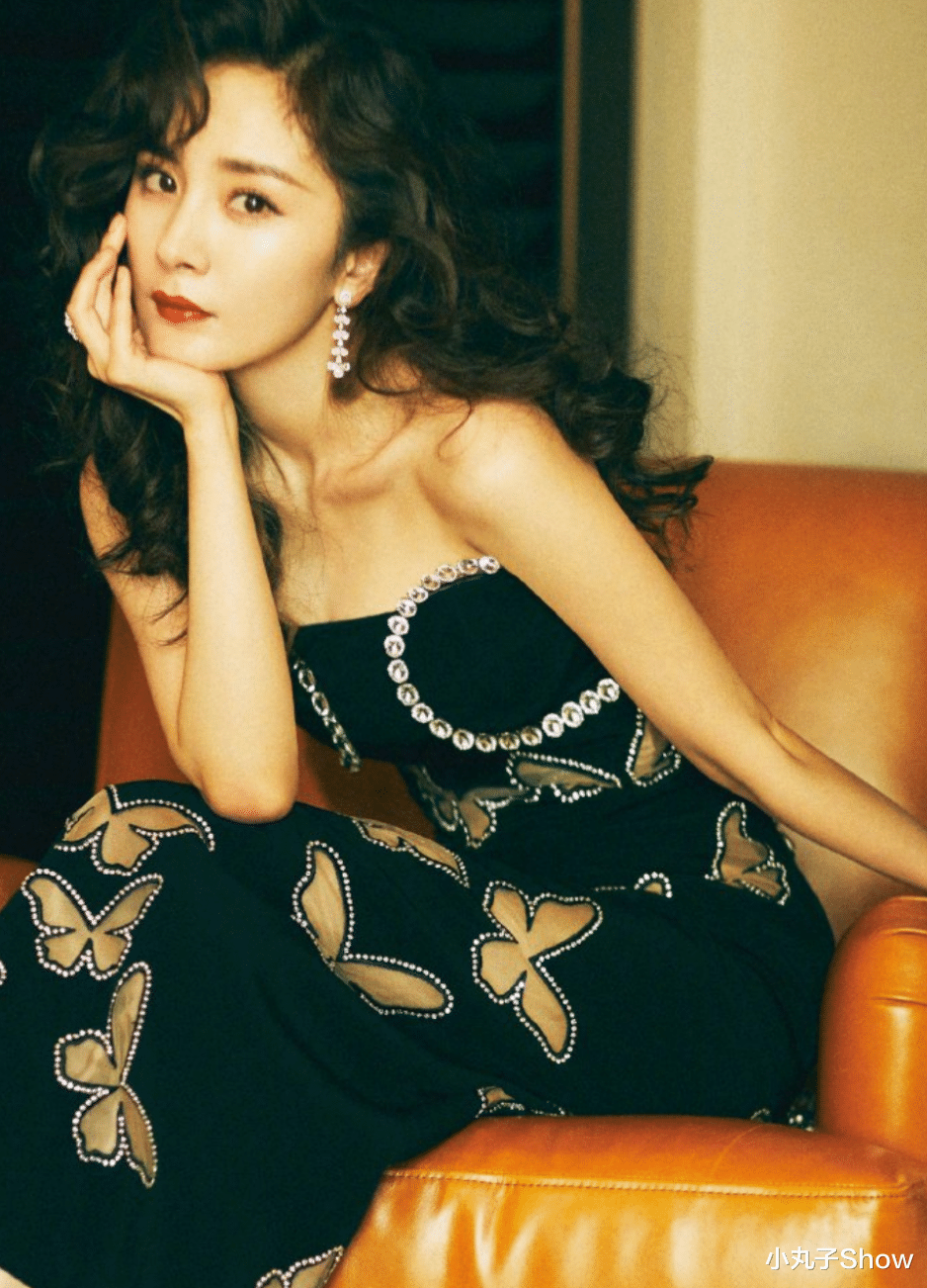 杨幂|杨幂一直火是有原因的，性感抹胸裙诠释复古港风，戴鸽子蛋太抢镜