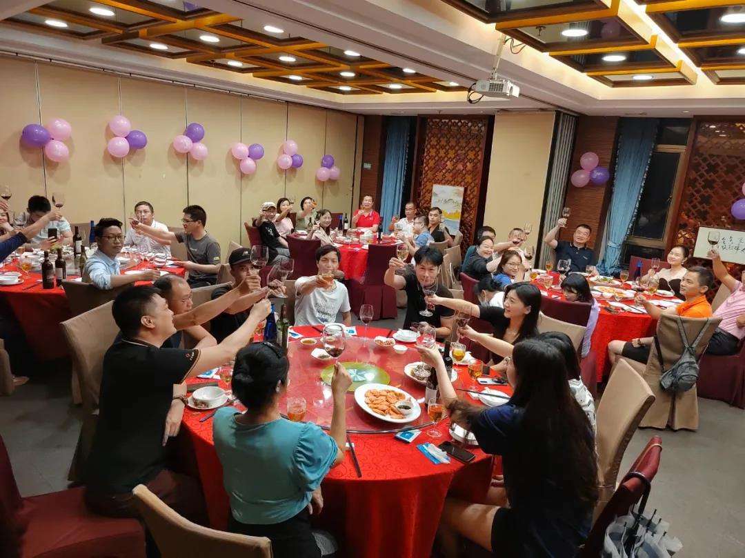 公司聚会带家属,听完同事女儿在酒桌上说的话,老板脸都绿了