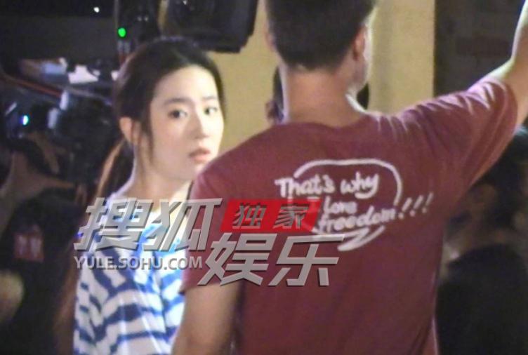 刘亦菲|刘亦菲新剧路透照曝光,略施粉黛侧颜吸睛,梳单马尾纯欲风满满