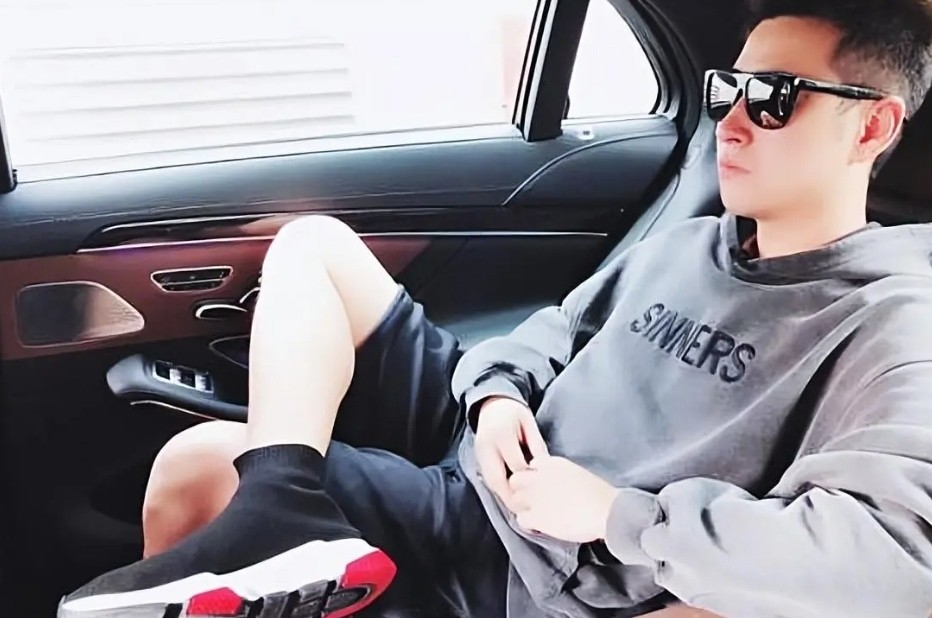 写真|钱小佳看书太累只能看看写真，网友：肉体和灵魂必须有一个在路上