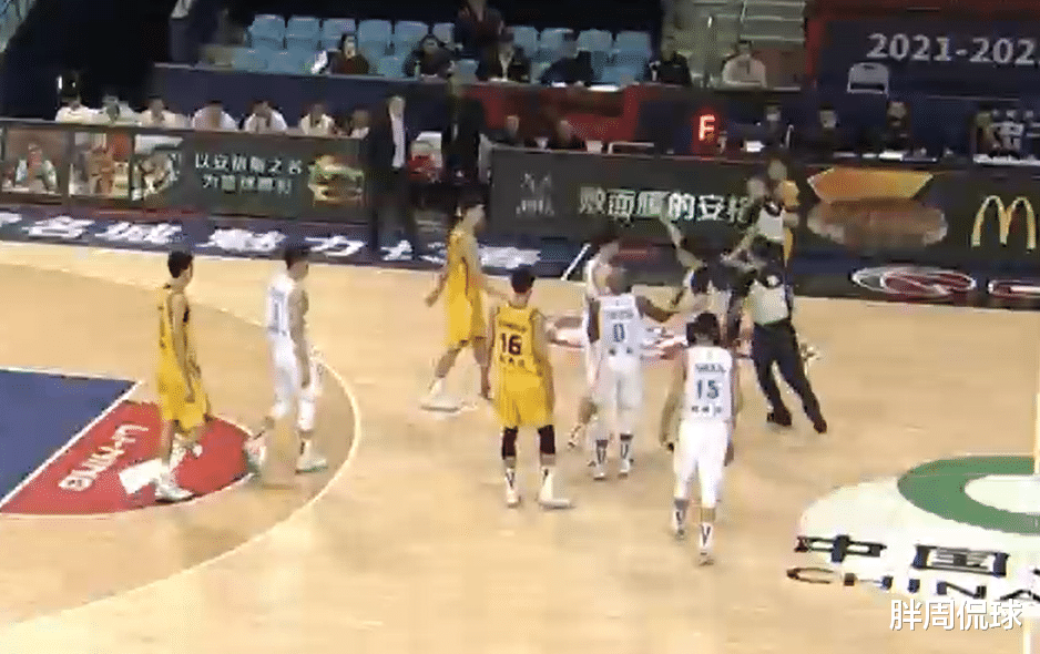 李楠|严惩裁判闫军！重罚李楠史鸿飞！CBA巨星驱逐，冲突对飙险失控