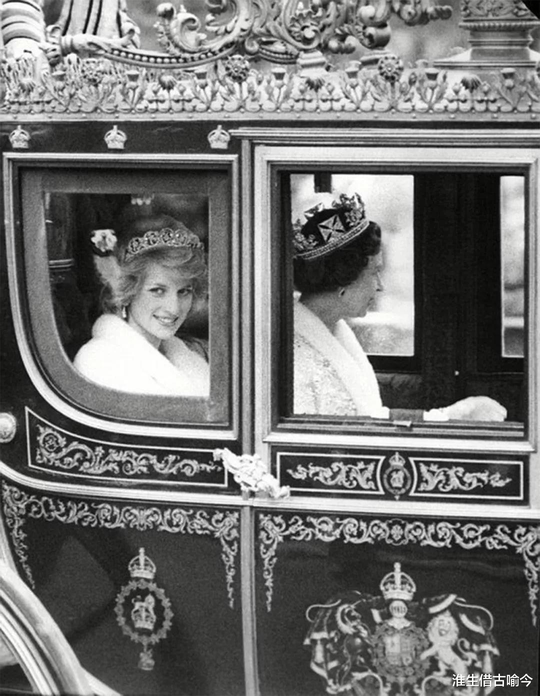 1981年，戴安娜在婚礼上给英女王行屈膝礼，她还叫婆婆亲爱的妈妈