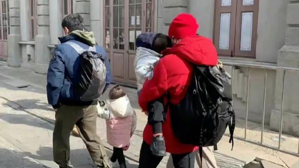 撒贝宁|央视主持人撒贝宁一家四口罕见同框，外籍妻子身材高挑气质好