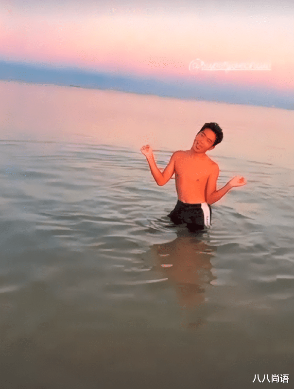 吴速玲|吴速玲在海边度假，一身泳衣身材堪比超模，曹三丰陪伴曹华恩缺席