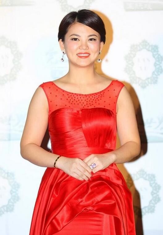 李湘|李湘离婚后美回颜值巅峰！一袭缎面红裙美艳动人，46岁还有婴儿肌