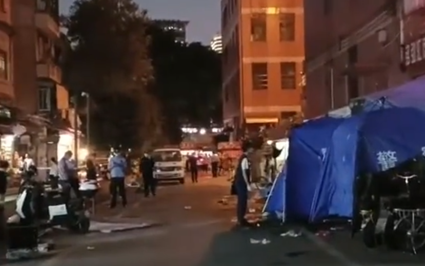 揪心!广州一女子坠楼疑砸中男子,知情人:听说2个人都死了