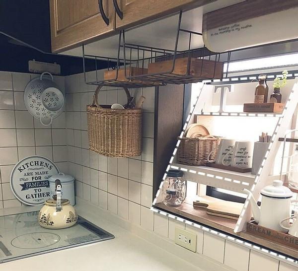 只要厨房还有1,日本都不放过做收纳,窗口打多层架,储物翻倍