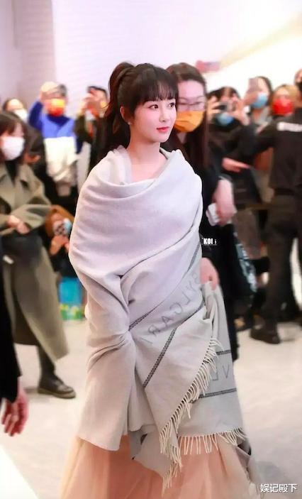 蒋欣|杨紫终于女人味了一回,随意穿搭却尽显雍容,再不是小姑娘了!