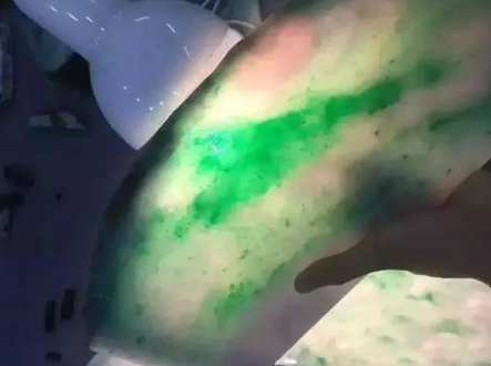 翡翠手镯|点名表扬这块原石，开出20支翡翠手镯，身价飞涨