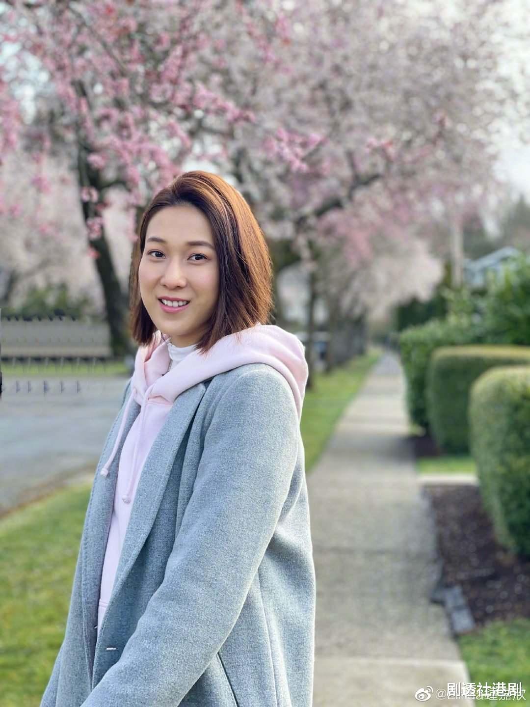 钟嘉欣|钟嘉欣罕见晒18岁选美照!自曝纯素颜亮相,三点式造型超吸睛