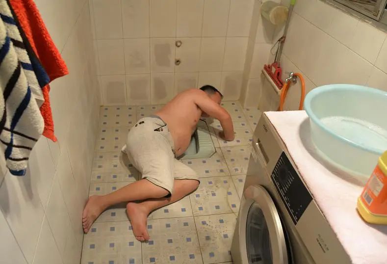 河南|钓到大鱼后, 美滋滋带回家, 结果鱼身太滑, 钻进下水道, 会有多悲剧?