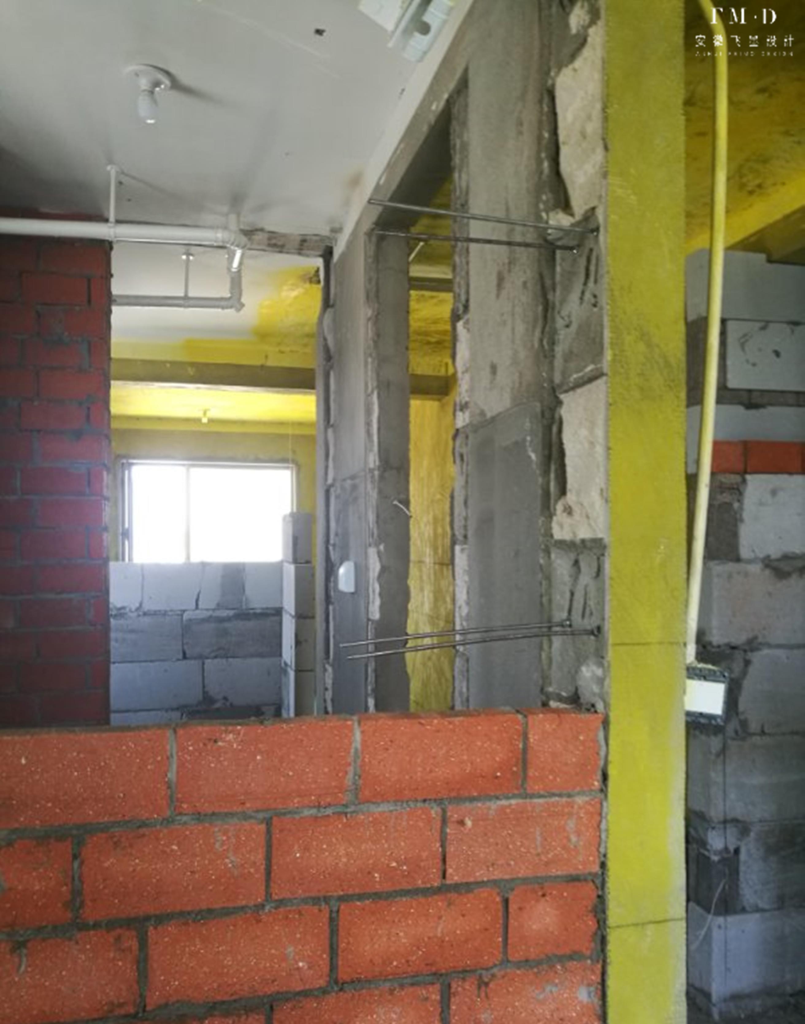 砌墙时,不管多忙,都要在工地盯着,顶砖要是不斜着砌就不验收了