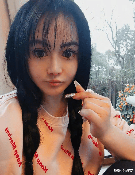 冉莹颖|邹市明夫妇为三胎儿子庆生，冉莹颖熊抱爱子似假人芭比，11岁轩轩变猛男