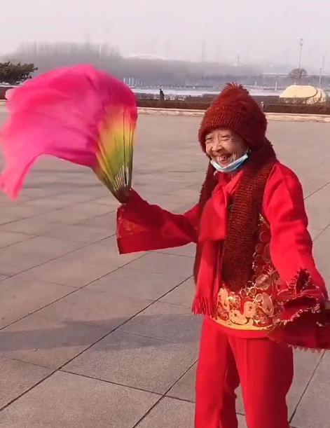 李玉成|85岁马玉琴捡柴火,李玉成却配上“真幸福”字幕,网友:强装幸福