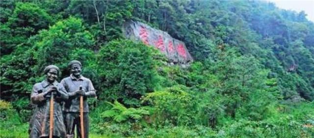 19岁小伙带29岁寡妇私奔,隐居深山50年,丈夫为爱凿出6208节天梯
