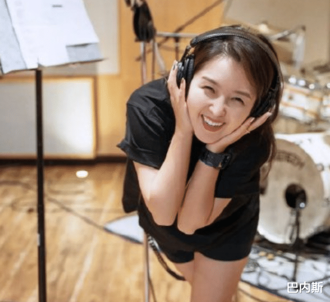 何洁|曾以《超女》出道火遍全国，如今养不起4个孩子，恳求节目收留