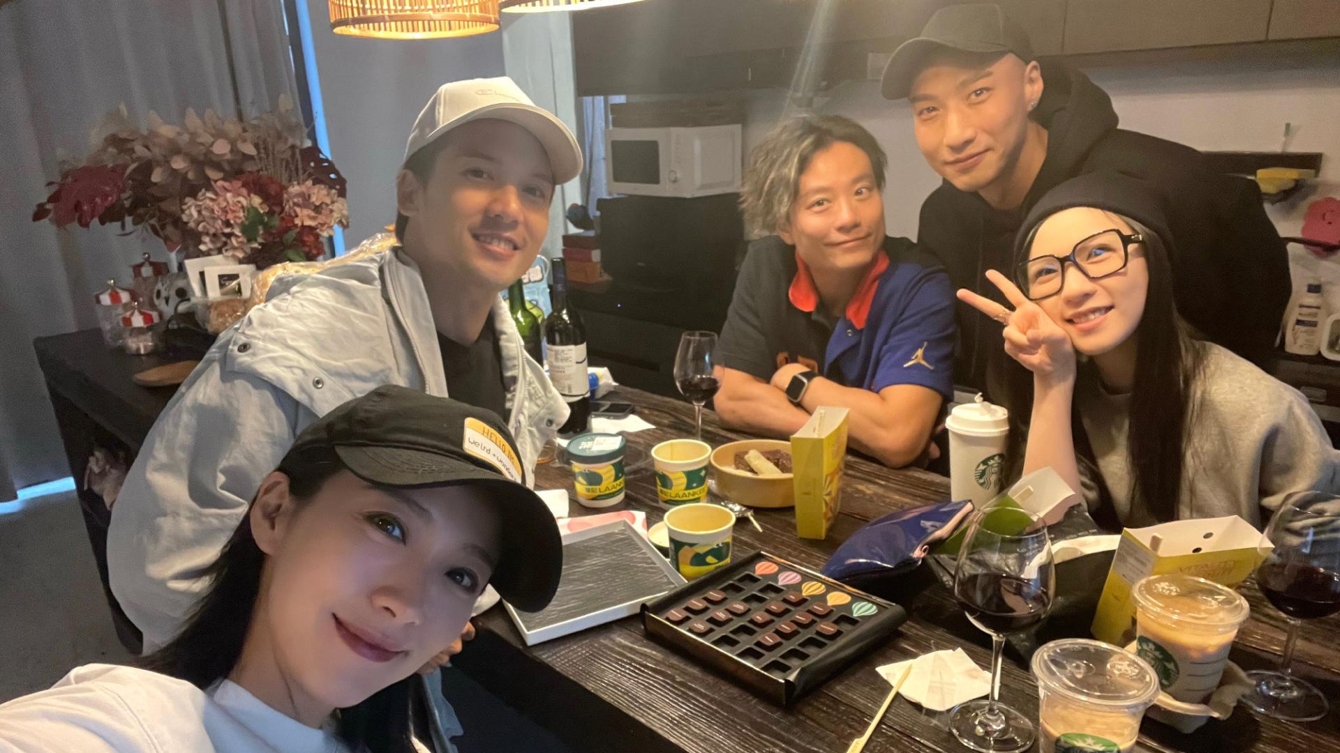 王晶|一众港星齐聚内地喝红酒，桌上放整只火腿，王晶女儿罕露面气质好