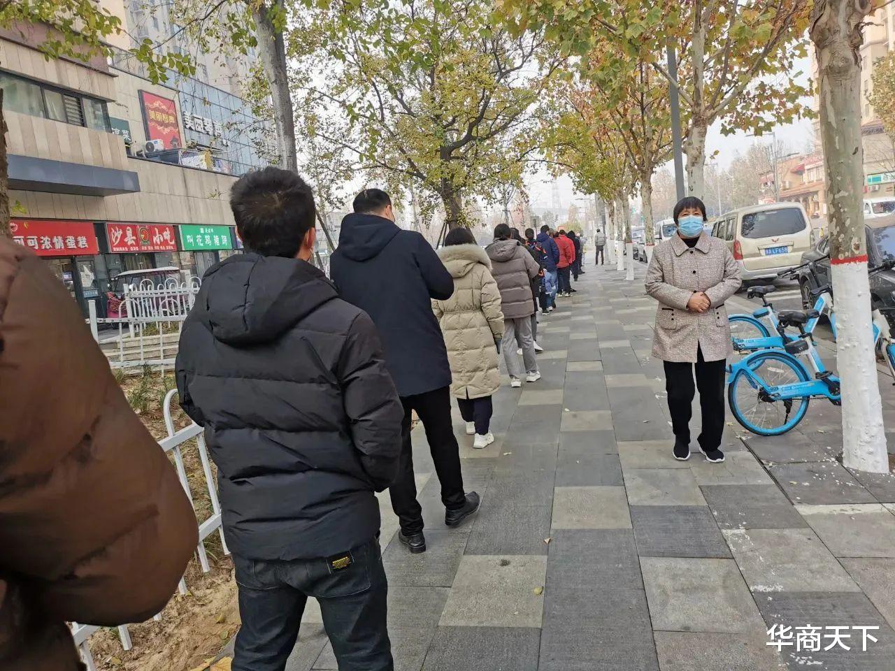 放开后郑州热闹两天后，街上几乎没人了，这次是自动“静默”了