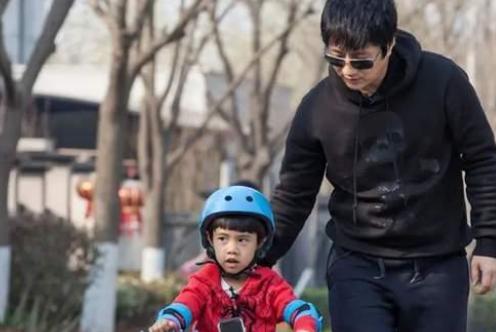 郑钧|歌手郑钧儿子撒谎被抓，遭罚磕1000个头，后又改成“双盘”一小时