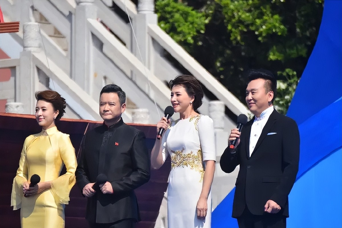 董卿|董卿罕见户外主持节目,灼灼烈日下暴露真实颜值,终于相信她48岁