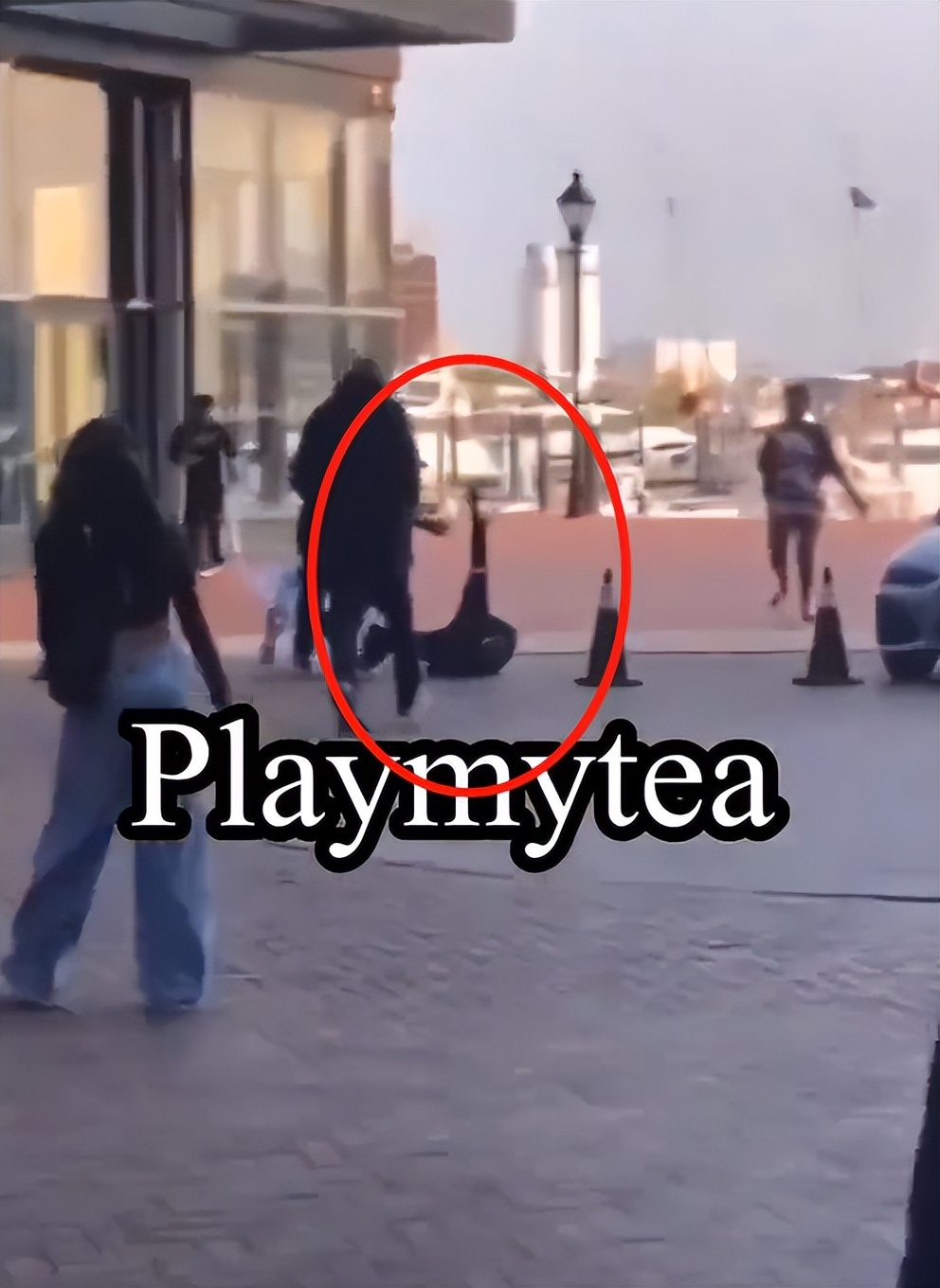 |歌手蓝脸和女友街头互殴！女方老爸被打倒在地，一群黑衣壮汉拉架