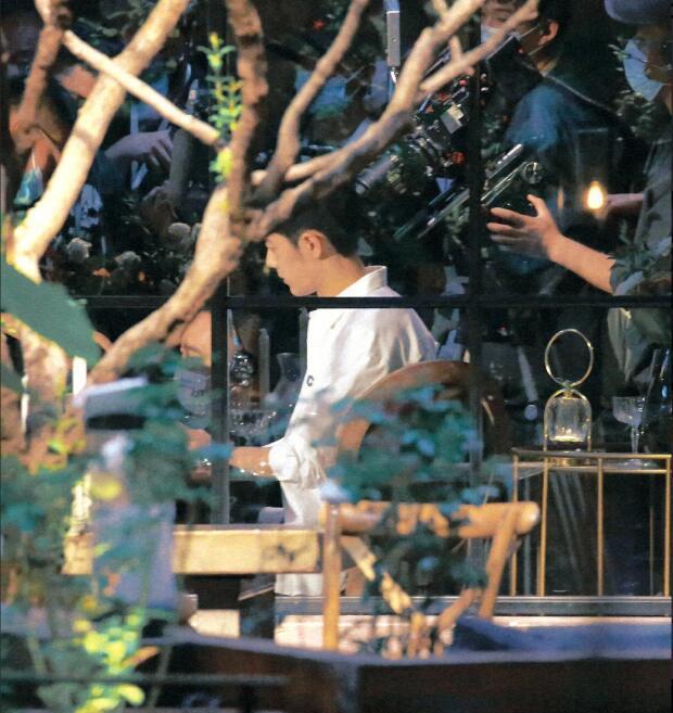 肖战|《骄阳》首曝肖战白百何同框，酒后散步有CP感，她的白衬衣开好低