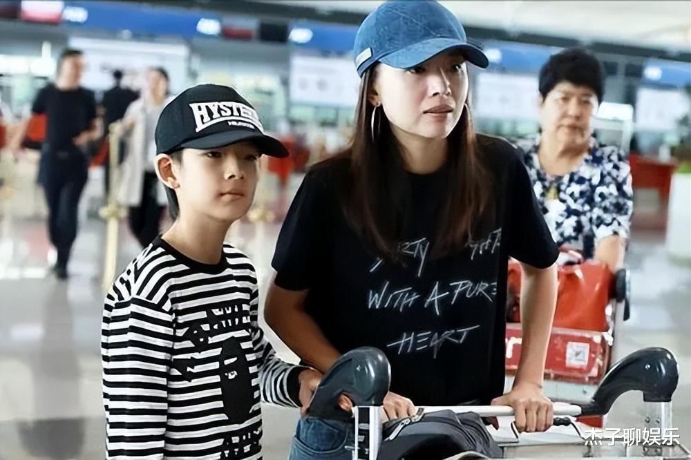 董洁|董洁潘粤明之子罕露面，高颜值抢眼少年感十足，五官像极了父亲