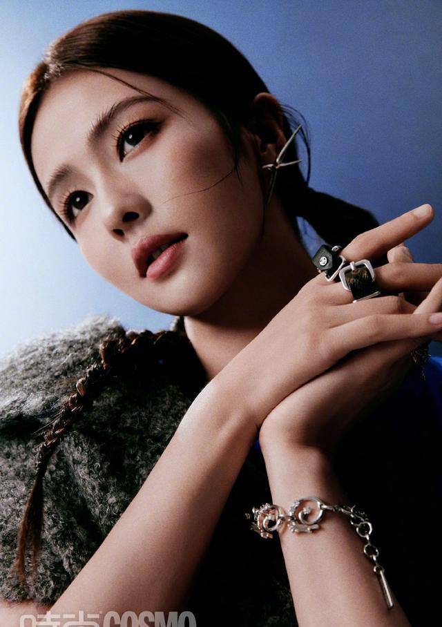 白鹿|白鹿扎双麻花辫写真大秀白皙香肩!身材曼妙太性感冷艳