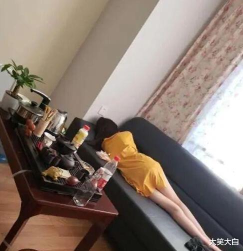 “伴娘怕抢了新娘风头躲在角落里玩手机!”这伴娘确实没得挑啊