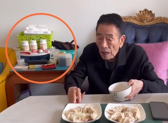 杨少华|90岁杨少华被当摇钱树?吃饭靠喂,药盒摆满桌,还要出来卖盒饭