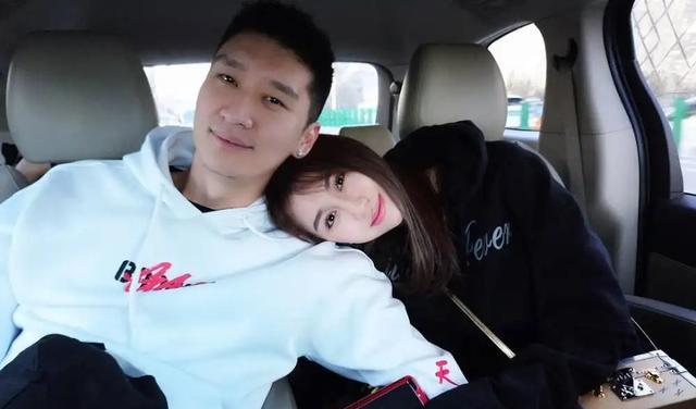 孙悦|孙悦小娇妻陈露,带7岁女儿美国生活,交友欧美男子还与女儿合影