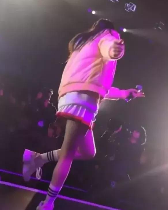 迪丽热巴|热巴在舞台上转圈幅度过大，却忘了自己穿“齐臀裙”！ 台下男粉集体尖叫了